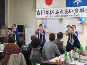 女性たちがフラダンスを踊っている写真です。