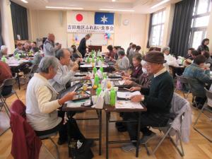 参加者がお弁当を食べている写真です。