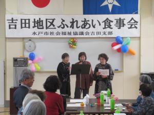 女性3人がカラオケをしてる写真です。