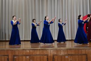 フラダンスをしている写真です