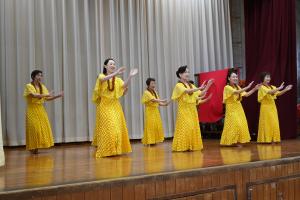 フラダンスをしている写真です