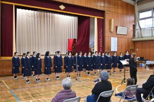 合唱している写真です