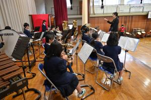 金管バンドの演奏の写真です