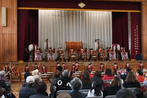 園児が太鼓を演奏している写真です