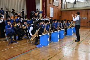 高校生が演奏している写真です