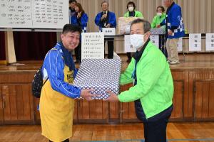 抽選会で当選した人が喜んでいる写真です