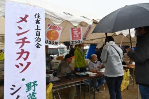 やきそば、メンチカツを売っているお店の写真です