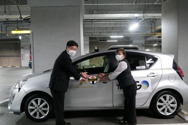 マグネットシート貼り付けの様子