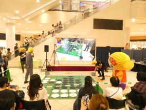 大盤オセロ対決の様子