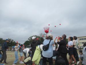 吉田地区スポーツフェスティバルで玉入れをしている写真です。