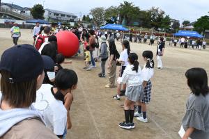 地区の方たちが大玉送りの競技に参加している写真です。