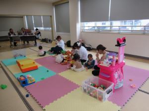 母と子がおもちゃで遊んでいる写真です。