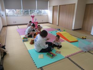 母と子がおもちゃで遊んでいる写真です。