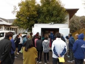 防災倉庫を確認する様子