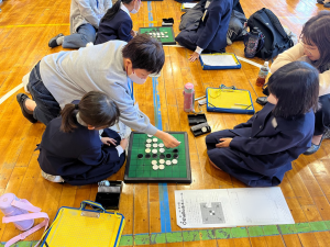 オセロ対戦の様子