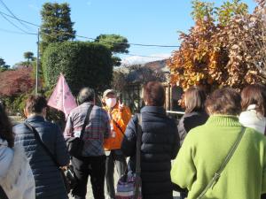 ガイドさんが説明してくれている写真です