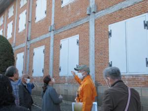 ガイドさんが説明してくれている写真です