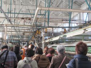 ガイドさん工場の中を説明してくれている写真です