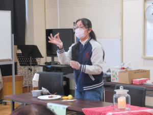 講師が説明をしている写真です。