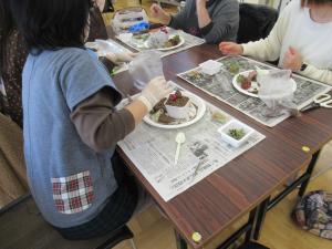 容器に多肉植物を植え込んでいる写真です。