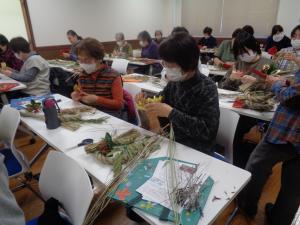 工夫しながら製作する2人