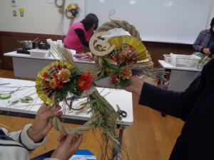 参加者が作った干支の飾りが付いた横向きのお飾りと縦のお飾り