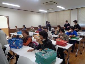 作り終えてお茶をいただく参加者の方々