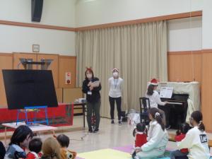 水戸市立河和田保育所の先生とピアノにあわせて歌を歌っている写真です