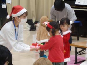 先生から手作り楽器を手渡されている写真です