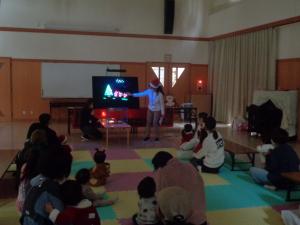 ブラックシアターをみている写真です