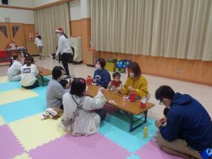 サンタクロースのバックを親子で制作している写真です