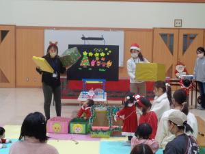 先生が次のゲームのソリに乗ってプレゼントを運ぶ説明をしている写真です