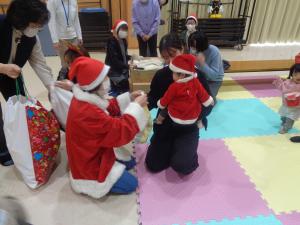 サンタさんからプレゼントをもらっている写真です