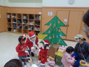 女の子たちがサンタさんとお話をしている写真です