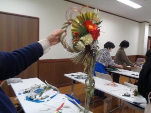 椿が入った完成したお正月飾り