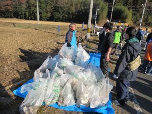 清掃活動で集まった、たくさんのゴミです