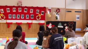 人形劇を見ている親子