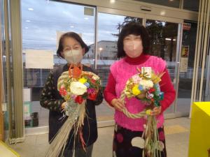 お正月飾りを持つ講師の先生方
