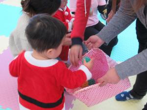 子供が鈴を選んでいる写真です。