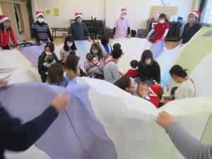 親子が大きな布の中につつまれている写真です。