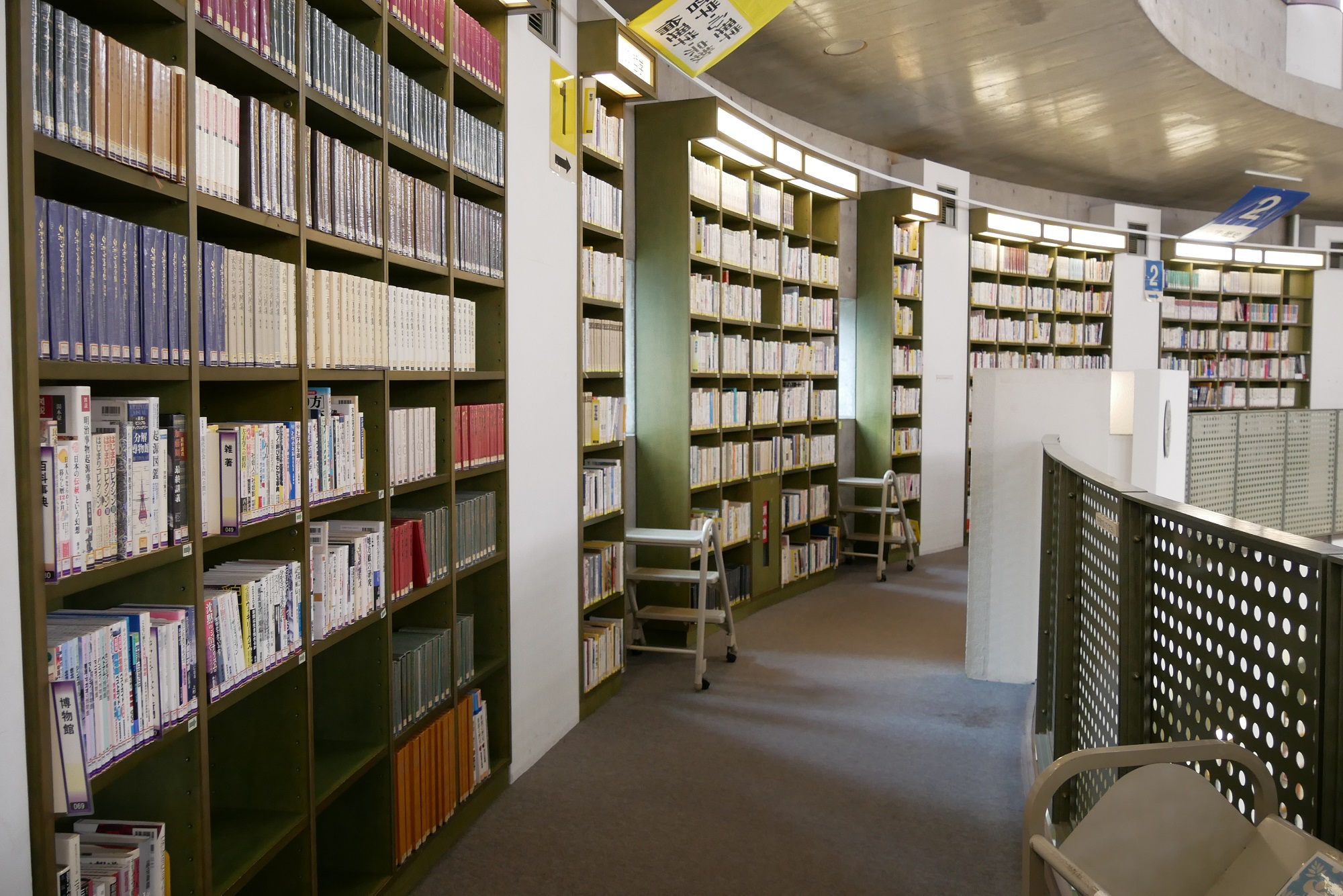 回廊の書棚