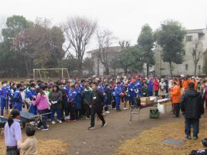 多くの方が落ち葉かきに参加しています