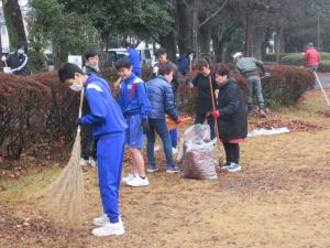 落ち葉かきをしている写真です