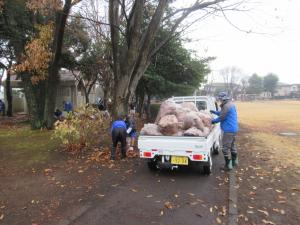 軽トラックに山積みにされた落ち葉です