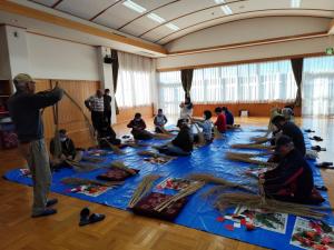 正月飾りづくり様子写真①