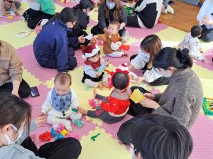 クリスマスリース作りの様子