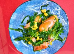 ホウレンソウとソーセージとコーンの炒め物の写真