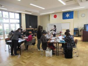 スマホの体験をしている写真です