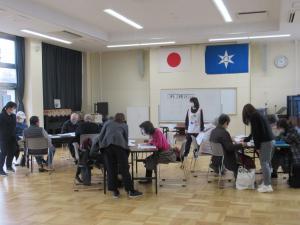 スマホの体験をしている写真です