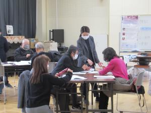 スマホの体験をしている写真です